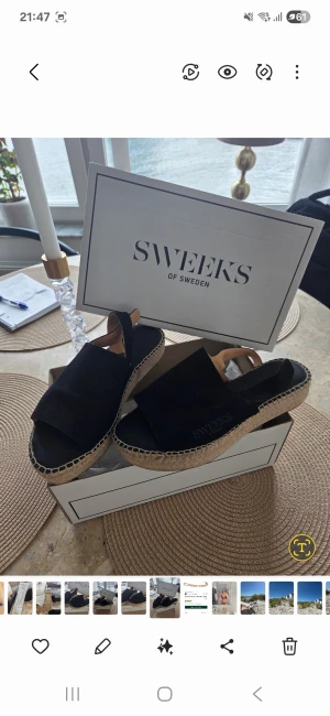 Svarta sandaler från Sweeks of Sweden - Snygga svarta sandaler från Sweeks of Sweden med bred rem i mocka och naturfärgad flätad sula. Skorna har öppen tå och platt sula, perfekt för sommardagar. Stilsäkra och lätta att matcha till olika outfits. Storlek 38 nyskick ej använda. 