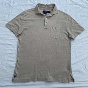  Ralph Lauren pike’ - Säljer denna beige Ralph Lauren pike i riktigt bra skick, stilren och skön!