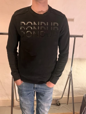 Dondup Tröja - Svart sweatshirt från Dondup med glansigt tryck på bröstet. Perfekt för en chill och stilren look. Skick 9-10✅Storlek M Nypris 2500kr               Mitt pris 399kr 💳 Modellen är 180cm - 65kg             Vid frågor eller funderingar hör av er 💳