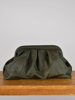 Clutchväska  - Clutchväska, perfekt till fest och vardag. Utsidan består av mörk grönt skin och insidan ljus grönt möbeltyg. Denna väskan är gjord av Innuti finns en ficka där du kan lägga småsaker och du stänger enkelt med clutch ramen. Clutchram ca 18cm bredd, bredd nertill ca 25cm, höjd ca 15cm. 