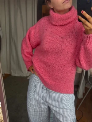 Rosa stickad polotröja - Mysig rosa stickad polotröja med oversized passform och bred ribbad krage💕