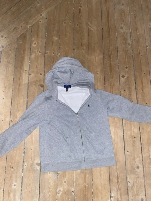 Polo Ralph lauren hoodie - Säljer en grå bomulls hoodie från Ralph lauren. Passar till dig som söker en snygg men vardaglig stil. Den är L i barnstorlek (14-16). Säljer för 400 men är redo att sänka priset vid snabb affär. 