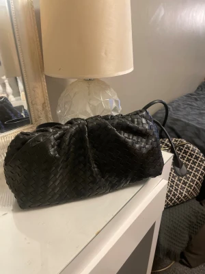 Clutch  - Svart clutch från gina tricot