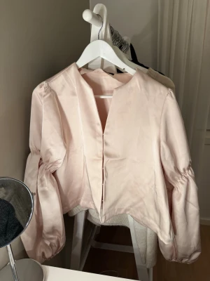 Blus från bik bok  - Säljer denna super fina blusen i champagne färg från bik bok!💕 Nypris 599kr