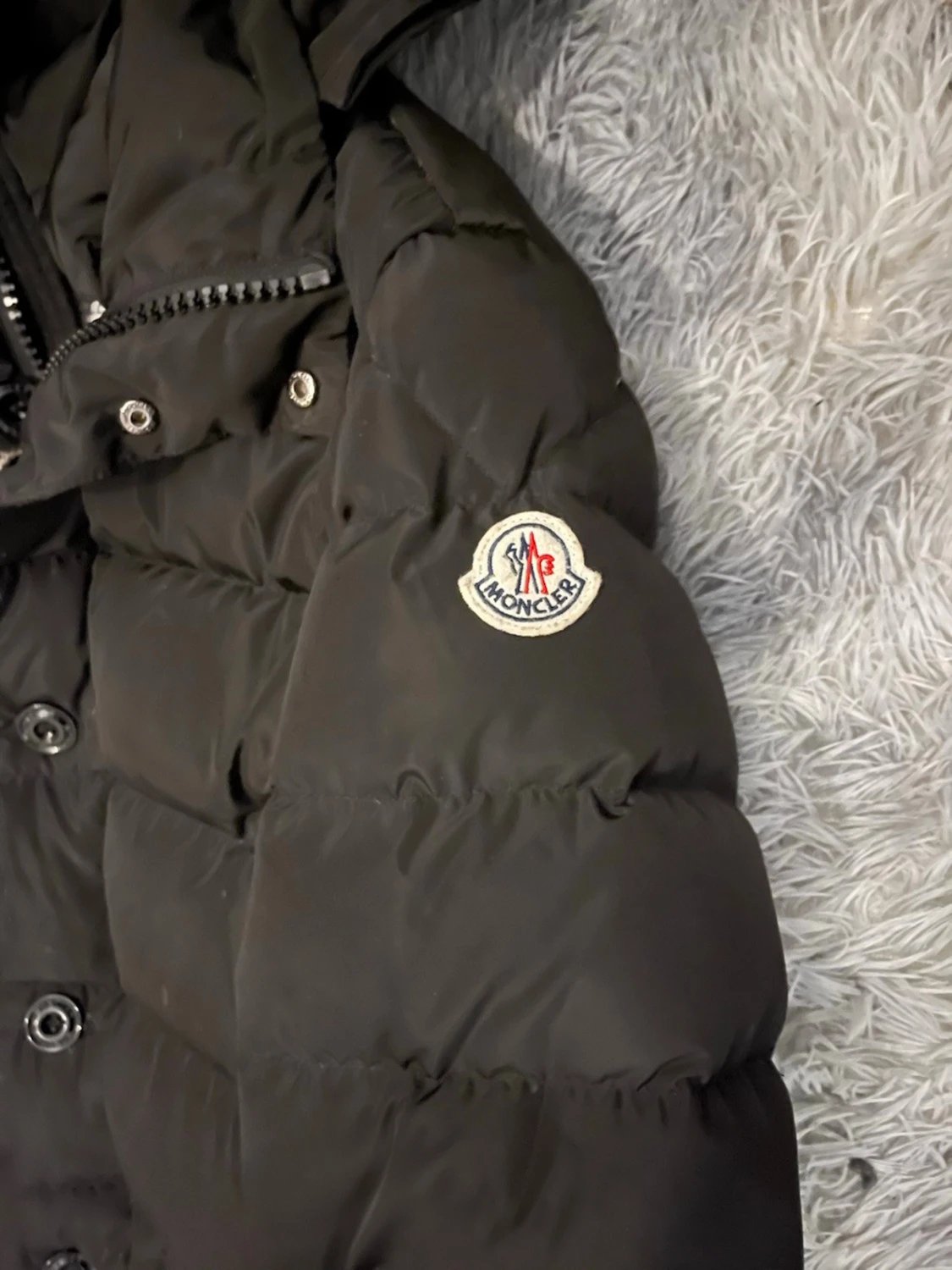 Svart Moncler dunjacka med huva - 1