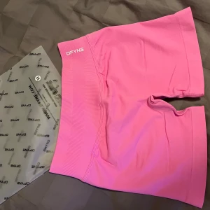 Rosa Dfyne shorts - Rosa Dfyne shorts i storlek M, nya