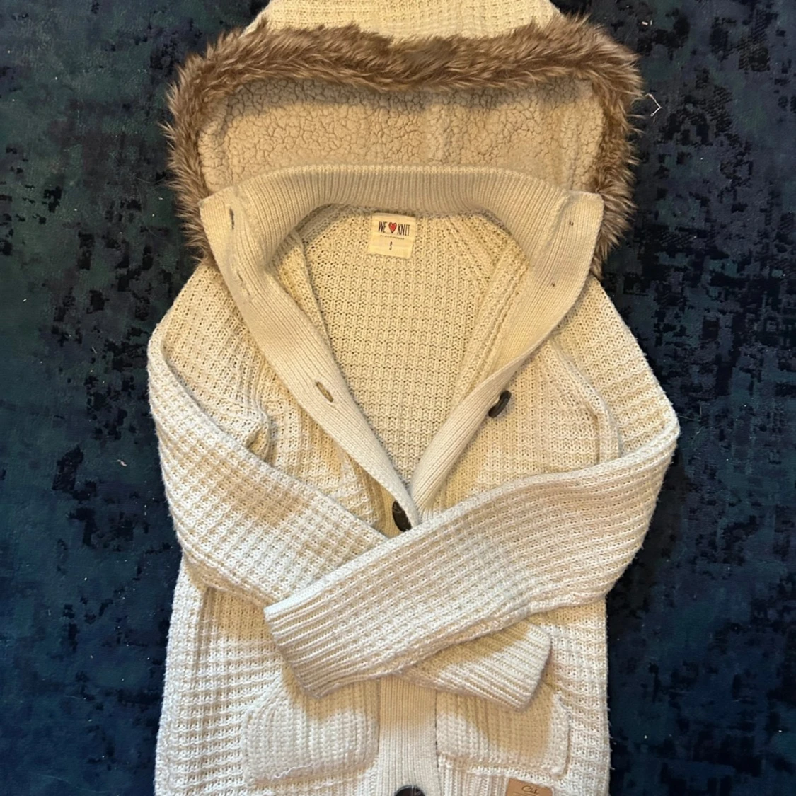 Stickad cardigan med päls luva