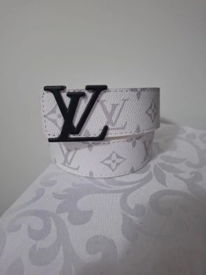 Vit Louis vuitton bälte  - Helt nytt bälte, flera bälte finns på min konto!