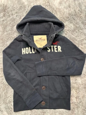 Hollister Cardigan - Säljer denna sällsynta och mycket eftertraktade Hollister hoodie | Storlek S | Mycket bra skick | Vid eventuella frågor hör gärna av dig och erbjuder bra pris vid köp av bundle 😁✅