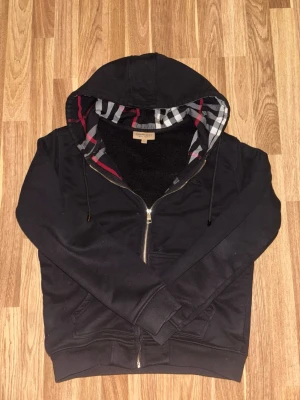 Burberry hoodie  - Säljer denna väldigt fina burberry hoodien. Den är väldigt varm och skön att ha på sig dessutom super snygg. Använd några gånger men skicket är nästan som nytt.
