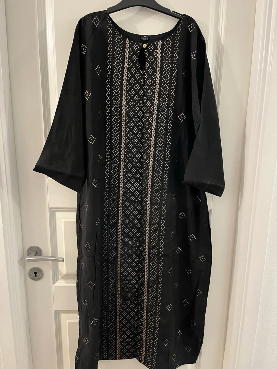 Svart långklänning med broderi XL