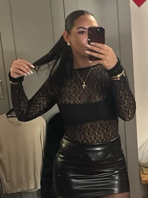 Body Bershka  - Säljer denna otroligt populära body köpt från Bershka. Denna finns inte kvar idag och är jätte efterfrågad. Jag har denna i storlek M men passar även en S och kanske Tylomed L  Den är endast använd 1 gång  Först till kvarn