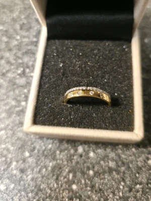 Albrekts guld vigselring 18k  - Köpt på Albrekts guld för 6499 kr saknas 2 stenar och gjorde sedan ny. Skulle använda till vigselring men blev en annan istället 