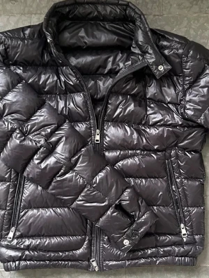 Moncler Acorus Down Jacket - En äkta snygg acorus jacka från Moncler. Inga defekter eller hål säljs pågrund av blivit för lite använd. Storlek 3 motsvarar M passar mig bra som är 183 väger 70. Som sagt självklart äkta, bild p tags finns :)