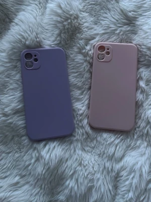 Mobilskal Iphone 11 - 2 st mobilskal till Iphone 11. Lila och ljusrosa. Aldrig andvända. 