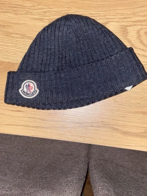 Moncler barretto mössa - Skick 9/10 helt perfekt. Retail pris 2500kr