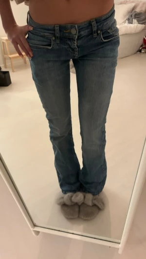  Lågmidjade Jeans LTB - Säljer ett par blå jeans från LTB i bootcut-modell. Jeansen har låg midja och är i storlek W24 L30. Dom är använda fåtal gånger! Skriv om ni undrar något💕