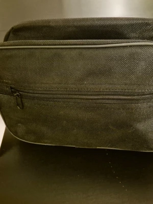 Nessesär - Svart nessesär med handtag, perfekt till resan. Helt ny