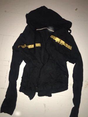 Hugo boss tröja  - Hugo boss tröja 2 månader gammal bra skick köpt för 800 på ni för 1 månad sen