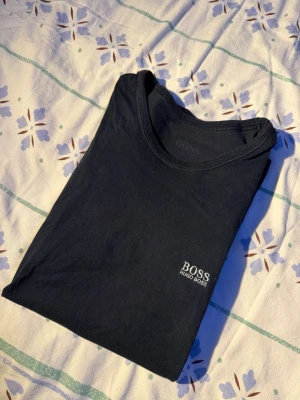 Svart t-shirt från Hugo Boss - Svart t-shirt från Hugo Boss med diskret logga på bröstet. Klassisk rund hals storlek S (mer åt muscle fit) sparsamt använd 