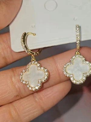 Gold clover pearl örhängen - Jättefina klassiska timeless örhängen, färg (White mother of pearl) dem är helt nya. Material i Sterling silver 925. Skickas med en present påse ✨🎁  Erbjuder snabb leverans postar paketet inom 24 timmar