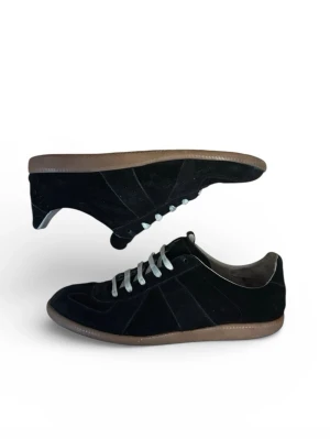 Margiela gats - Svarta Margiela gats i storlek 45. Dåligt skick, därav priset. Skriv i DM om intresserad, kan även skicka andra bilder, mått m.m. Pris kan diskuteras!