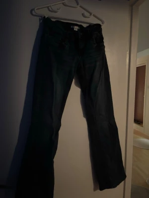 jeans från gina young  - jeans från gina young i storlek 164. jätte fina o passar till allt (säljer för har köpt nya och använder inte dem). 