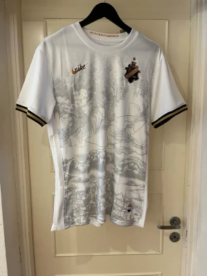 AIK Special Kit - Säljer denna feta AIK tröjan i storlek L, perfekt för dig som hejar på AIK! Om du vill ha eget tryck o namn där bak hör av dig! MVH Moncliqué 🥂