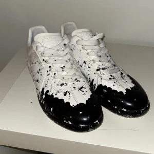 Maison Margiela skor - Säljer mina Maison Margielai paintsplater.köpt från Vinted.Kommer med dustbags och originalkartong skriv om ni har frågor