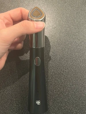 Medicube Age-R Booster healer ansiktsverktyg  - Elektriskt ansiktsverktyg från Medikube, modell Age-R Booster Healer. Jag tog den från Sydkorea. 