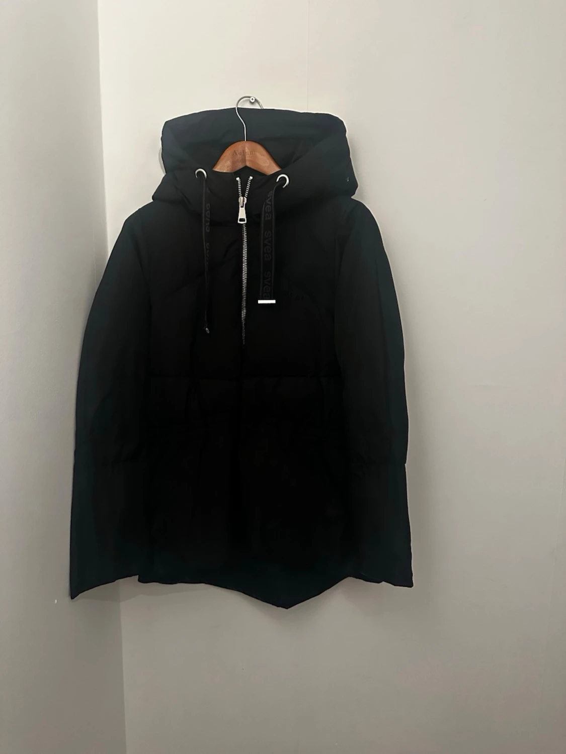 Svart pufferjacka från Svea med huva