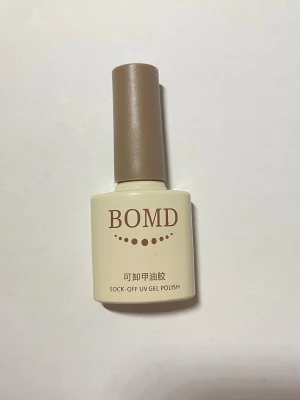 BOMD UV gel polish cateye!  - Kan användas som ett glitter gellack eller kan användas med magnet för att skapa magnetiskt och glansigt mönster på naglarna. Använd bara några gånger så den är typ full. obs: du måste använda magnet för att få glittret i nagellacket i någon slags mönster 
