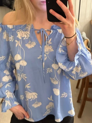 Blommig blus - Sommrig blus, med blommigt mönster. Super skönt material! Lätt och mjukt, kan båda vara kläs som offshoulder. Perfekt till midsommar!💙🙌Skulle säga storlek XXS-S☺️