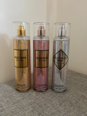 Paris Hilton Rush mist trio - Tre glittriga body mists: Gold Rush, Rosé Rush och Platinum Rush från Paris Hilton. Varje flaska innehåller 236 ml. Dem innehåller goda och fräscha dofter.