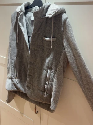 Grå pufferjacka med huva från Gran Sasso - Gran sasso jacka. Passar upp till 185 cm, storlek L men passar till M. Ny skick, använd ett fåtal gången. Ny pris 7999 säljer för 4499. För fler bilder hör av er.😊