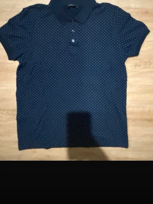 Piké tröja med prickar  - Säljer en Piké tröja. Har allt för många piké tröjor som jag inte använder. 