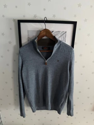 Grå merinoullströja från Morris - Tjena! Säljer denna snygga Morris tröja i storlek L men den passar också M då den är lite liten i storleken. Jag säljer denna för att jag har vuxit ur den. Priset är diskutabelt. 
