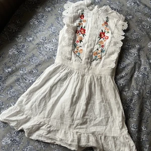 Vit klänning med mönster - Vit klänning med blommigt mönster. Använd fåtal gånger, storlek XS men passar S också. 