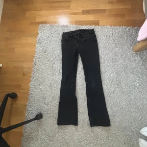 Svarta bootcut jeans - Säljer ett par svarta jeans med bootcut från LTB. De har klassisk femficksdesign och är tillverkade i ett mjukt jeansmaterial som sitter skönt. 