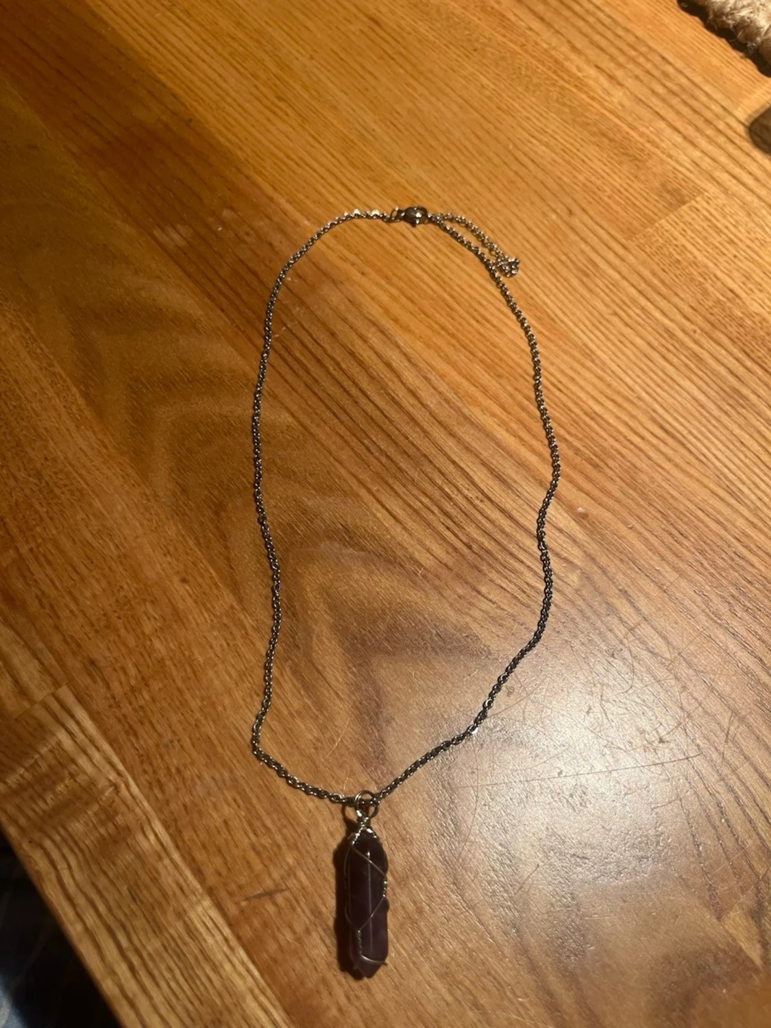 Halsband med lila sten