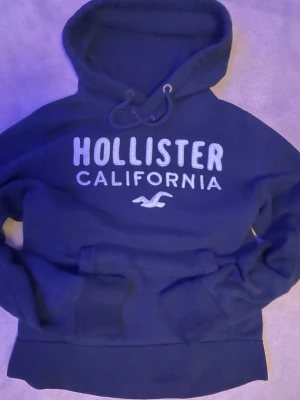 Hollister hoodie archive  - Hej, säljer min hollister California hoodie för jag ej använder den längre men den är i bra kvalité och passar också M men storleken är L, skriv i dm för mer information! Priset kan diskuteras vid snabb affär! 
