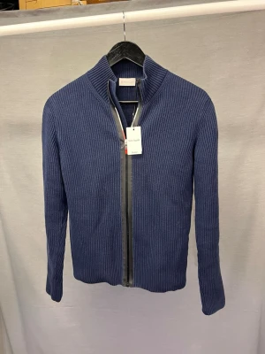 Moncler cardigan - Tja! Säljer denna sjukt feta moncler cardigan! Vid varmare dagar så kan man ha den som ”jacka” men annars funkar den bäst innomhus! Size xs. Modellen är 179 och är för liten. Passar 167-175 bäst! Toppskick inga defekter! Självklart äkta! Det ingår även vinted äkhetsbevis! Hör av dig vid minsta fundering 🤩🙌