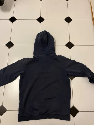 Blå Sailracing hoodie/huvtröja - En blå sailracing huvtröja, passar bra till personer som är cirka 160cm. 