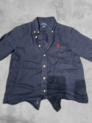  Polo Ralph Lauren skjorta - Säljer nu en mörkblå Polo Ralph Lauren skjorta, skriv vid frågor!