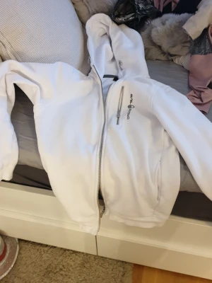 Still racing hoodie - Säljer denna pågrund av att jag matchar med en kille i min klass haha. Superfin och skön!