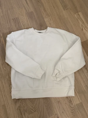 Vit tröja från Zara - Vit tröja från Zara. Tröjan har ingen luva men är väldigt snygg och skön. I storlek M. 