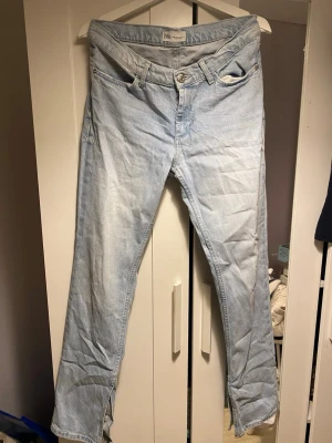 Ljusblå jeans med slits från Zara - Säljer ett par ljusblå jeans från Zara i storlek 38.  Raka ben med slits. Låg-medelhög midja. Inte använda mycket men har en fläck på ena benet som inte syns tydligt. Supersnygga! 🫶🏼