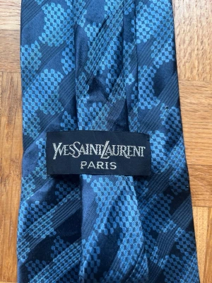 Yves Saint Laurent slips - Lyxslips från Yves Saint Laurent. 100% silke