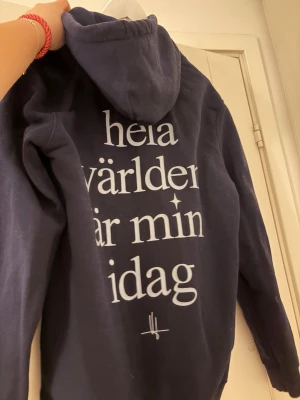 Victorleksell hoodie  - Hejsan! Jag säljer denna victorleksell hoodie. Från hans merch 2022. Den är jätte fin men tyvärr för liten för. Den är i bra skick förutom att bokstäverna har spruckit lite men ingenting man riktigt tänker på. På Storleken står de M och sedan under ett litet s antar att de är m/s. Den är otroligt fin om någon säljer i en större storlek skicka meddelande. ♥️