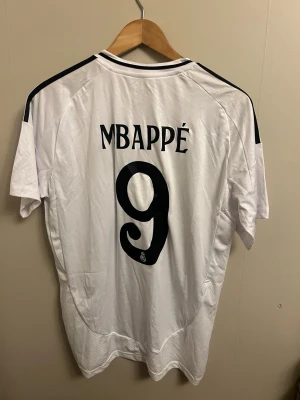 Real Madrid - Mbappe - Hemmaställ storlek M 